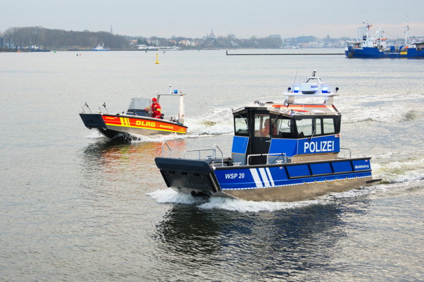 Einsatzboote der Wasserschutzpolizei und der DLRG Produktfotos auf dem Wasser